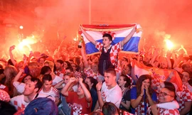 CĐV Croatia vui mừng khi đội nhà vào chung kết World Cup 2018.