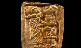 Tạo tác kỳ lạ trên miếng vàng được tìm thấy.