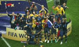 Các cầu thủ và CĐV Iceland thực hiện động tác vỗ tay Viking đẹp mắt.