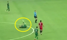 VIDEO: Va chạm với trọng tài, tuyển thủ Brazil diễn trò hề ăn vạ