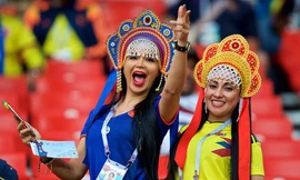 Bóng hồng Anh và Colombia thi nhau khoe sắc trên khán đài