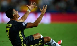 Ronaldo khóc nức nở sau khi bị truất quyền thi đấu.