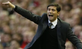 Các cầu thủ Barca tỏ ra rất buồn sau thất bại trước Valencia.