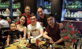 Thủ thành Văn Lâm cùng gia đình bác.