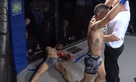 Saidyokub Kakharamonov bất tỉnh sau khi lãnh trọn cú lên gối củ Vargas.