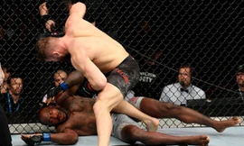 Ion Cutelaba ra đòn liên hoàn khiến đối thủ không thể chống đỡ.