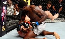 Jared Cannonier ra đòn hạ đo ván đối thủ.
