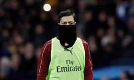 Arsenal đã dùng "biện pháp mạnh" nhằm gây áp lực khiến Ozil phải ra đi.