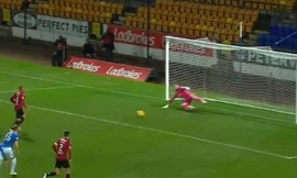 Simeon Jackson đá phạt đền cực kém.