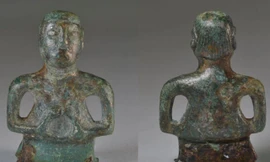 Bức tượng có hình dạng vừa giống thần Celtic vừa giống cầu thủ.