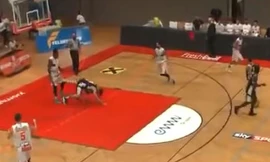 Erwin Zulic bị đấm gục xuống sàn vì có hành vi trêu ngươi David Samuels.