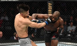 Corey Anderson (phải) đã khiến Johnny Walker bại trận chỉ sau hơn 2 phút thi đấu.