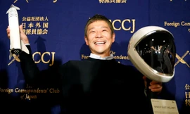 Tỷ phú Yusaku Maezawa.