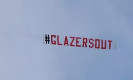 Cổ động viên thuê máy bay kéo biểu ngữ đòi đuổi ông chủ M.U