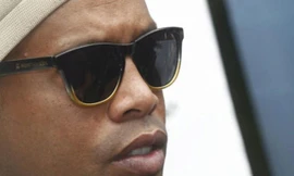 Vì sao Ronaldinho bị tước hộ chiếu và phong tỏa tài sản?