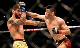 Jingliang Li (phải) đã giành chiến thắng knock-out trước Elizeu Zaleski.