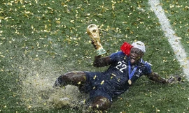 Cầu thủ Pháp ăn mừng cùng Cup vàng.