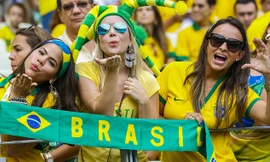 'Đứng ngồi không yên' trước vẻ đẹp của CĐV nữ Brazil