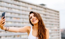 Nhà khoa học lý giải việc phụ nữ thích chụp ảnh selfies gợi cảm