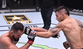 Alex Perez (phải) đã giành chiến thắng sau hơn 4 phút thi đấu.