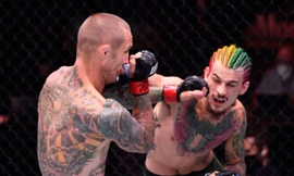 Sean O'Malley (phải) ra đòn hạ đo ván đối thủ.