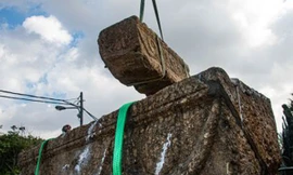 Chiếc quan tài đá được tìm thấy.