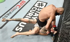 Khamzat Chimaev ra đòn vào mặt đối thủ.