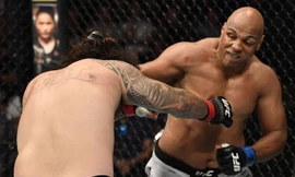 Marcos Rogerio de Lima hạ gục đối thủ.