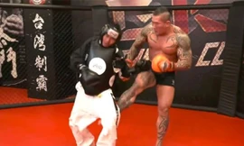 Holger Chen khiến đối thủ phải khóc lóc xin thua.