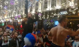 Các CĐV của ĐT Nga ăn mừng trên đường phố.