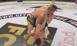 James Gonzalez ra đòn khiến đối thủ gãy tay.