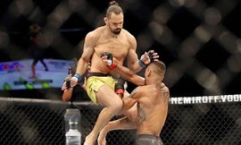 Michel Pereira tung đòn gối vào mặt đối thủ.