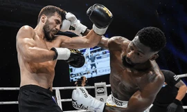 Cedric Doumbe ra đòn hạ gục đối thủ.