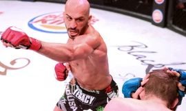 Saad Awad tung đòn khiến Ryan Couture không thể chống đỡ.