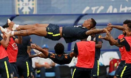 Các cầu thủ Brazil áp dụng bài tập này để giúp các cầu thủ thả lỏng