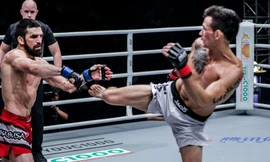 Thanh Lê hạ gục đối thủ.