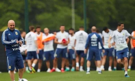Sampaoli không bị đá bay khỏi ghế HLV Argentina