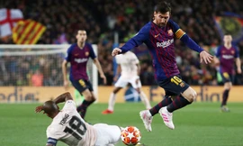 Ashley Young dễ dàng bị Messi vượt qua.