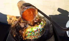 Khi đổ đồng nóng chảy lên bánh kem, điều gì sẽ xảy ra?