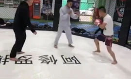 Hong Lijing (phải) chỉ mất 6 giây để hạ gục đối thủ.