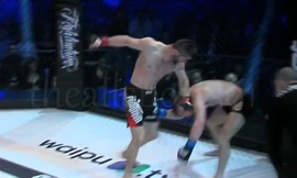 Khurshed Kakhorov ra đòn hạ đo ván đối thủ.