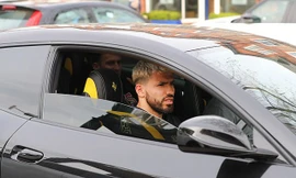 Aguero "giải sầu" bằng cách đi ăn trưa.