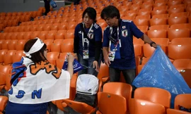 CĐV Nhật Bản gom rác trên khán đài, khiến cả thế giới ngưỡng mộ