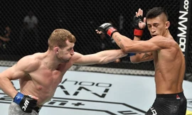 Davey Grant đã hạ gục knock-out đối thủ Martin Day bằng một cú đấm vòng cung rất mạnh.