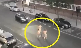Nam CĐV thoát y chạy trên đường phố London để ăn mừng chiến thắng. Ảnh cắt từ clip.