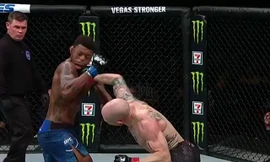 Josh Emmett hạ gục Michael Johnson.