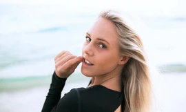 Ngắm nhan sắc thiên thần của mỹ nhân lướt ván 9x