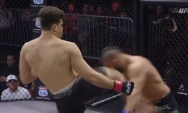 Gabriel Checco lãnh trọn cú lên gối của đối thủ.