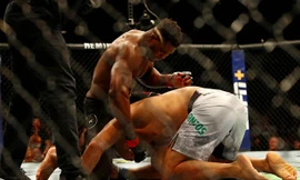 Junior dos Santos bị đối thủ hạ gục vì ra đòn hụt.