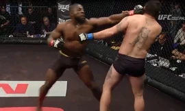 William Knight ra đòn chính xác về phía đối thủ.